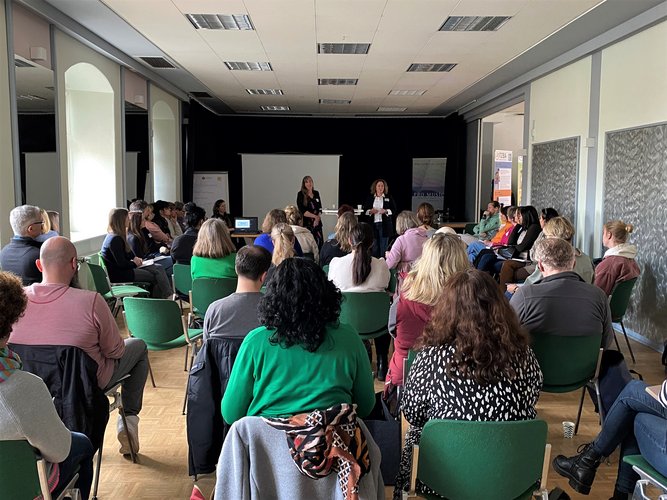 Meike Schrage, Ev. Diakoniestiftung Herford und Anette Kuhn, Jobcenter Herford, sprechen vor dem Publikum.